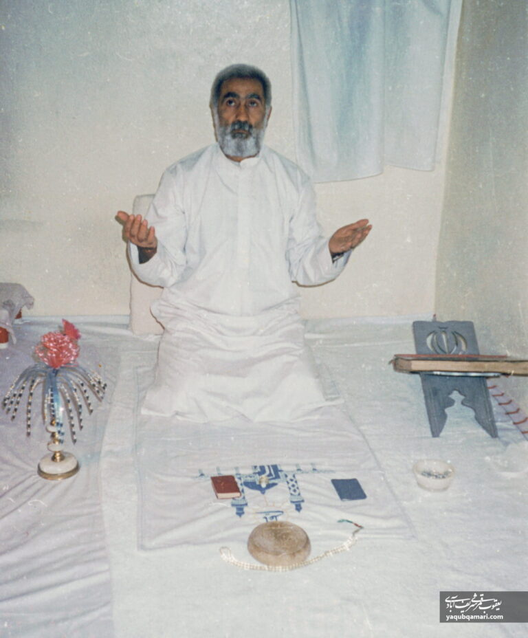 استاد در حال نماز